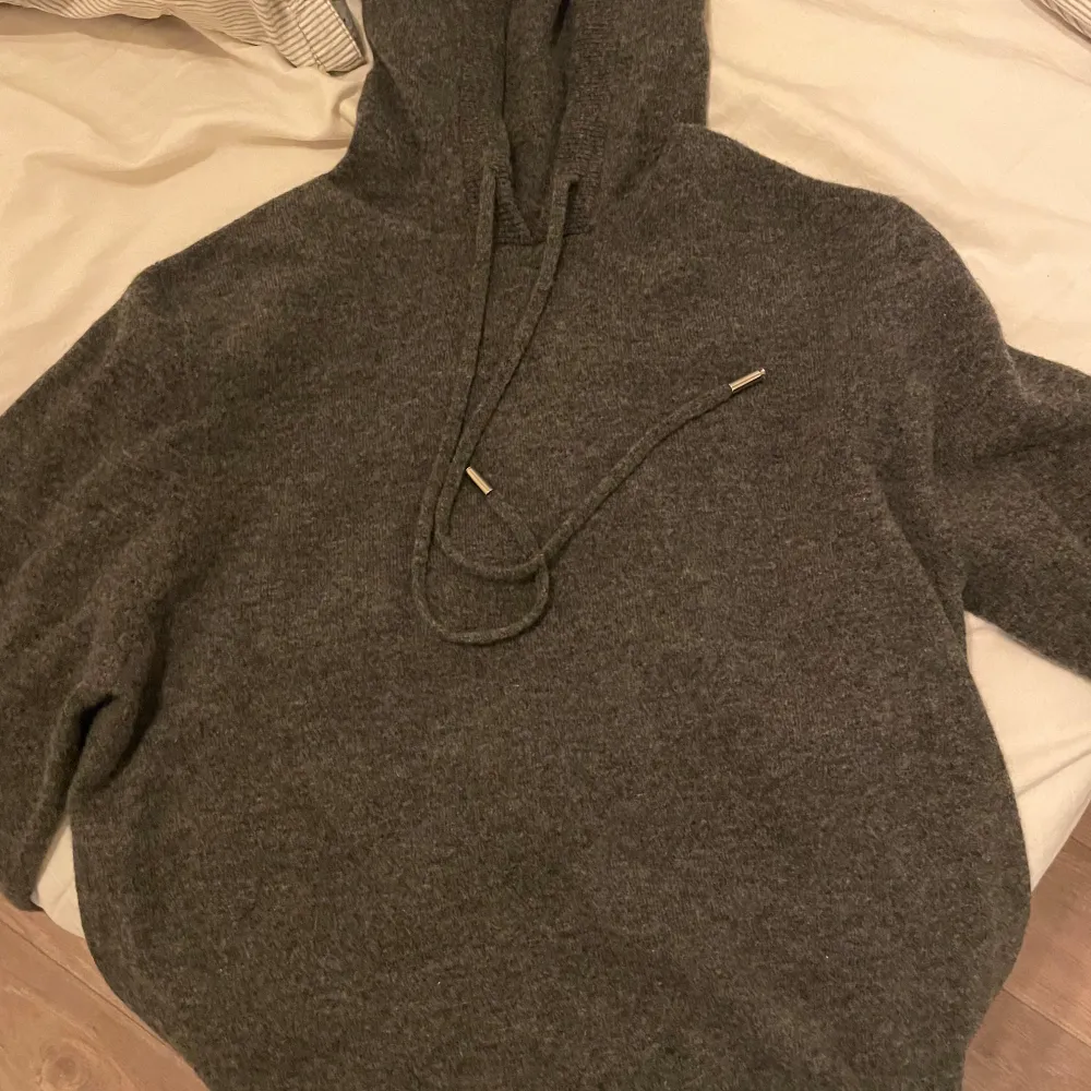 Oanvänd stickad tröja i storlek s/m. Det är en herr modell men passar tjejer i oversize bra med. Ny pris 1200kr . Stickat.