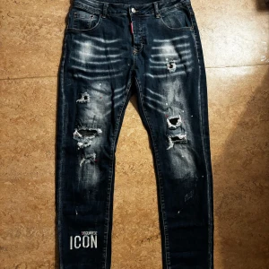 Dsquared 2 jeans - Tja säljer nu mina dsq2 jeans, då jag inte tyckte att de var min stil. Byxorna är i riktigt bra kondition och passar folk som har waist 32. Om ni har några frågor komm pv!