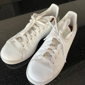 Adidas skor - Adidas skor (stan Smith) i fint skick, storlek 40. 