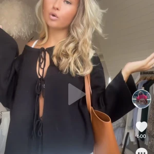 Stickad knyt tröja - Säljer denna helt slutsålda tröjan som är från Gina. Den är i storlek L men man kan se hur den sitter på mej som vanligtvis har xs-s🥰 Jätte fin men har även i vit så den kommer till mer användning! 