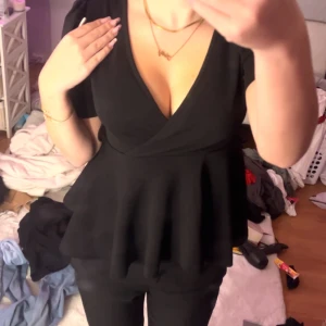 Svart blus  - Väldigt elegant men kommer inte till användning🖤 Ser helt ny ut