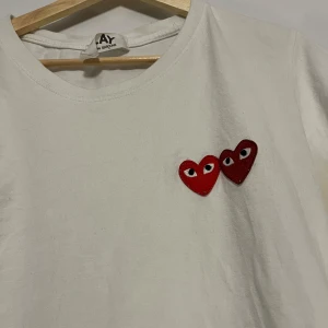 Cdg t shirt - Snygg CDg tisha i bra men använts skick, lappen har lossnat (ses på bild) skriv vid minsta fundering mvh Tendenza 🔥