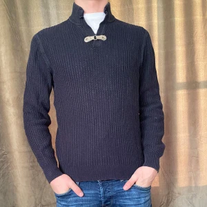 Massimo dutti - tröja  - Tja! Säljer denna stickade tröja från Massimo dutti som är väldigt stilren. Vid minsta fråga eller fundering hör av er🤝