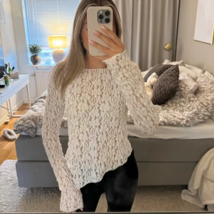 Spetstopp  - Vit topp/tröja från Gina i strl M som passar utmärkt till fest & middagar 💃🏼 Den är lite sne skuren ned till vilket är en fin detalj!