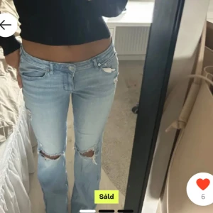 American eagle jeans  - Säljer mina american eagle jeans som ja köpte på Plick. Skit snygg men tyvärr lite stora för mig. Tjejen på bilden är 174💕innerbenslängd är 83 och midjemåttet är 70. Dom är väldigt stretchiga i midjan 