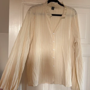 Creme vit blus  - Creme vit blus som aldrig är använd! Storlek L