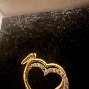 guldfynd hänge smycken  - Hej säljer en fin hjärta från guldfynd  En diamant har ramlat av som du kan ser på bilden annars är mycket bra och jag har inte använt den mycket. Kvitto har jag inte tyvärr. Köpte för 2598kr