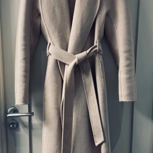 Offwhite Wera kappa ull  - Offwhite Wera kappa i stl 40. Fint skick. Från förra säsongen. 67 % ull och 33 % polyester. Nypris 2499kr