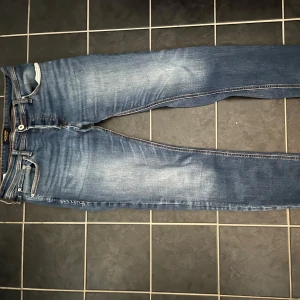 Jack & Jones jeans - Säljer helt nya omvända Jack & Jones jeans, som köptes fel storlek och inte passar. Storlek 34 men passar bra för nära storlekar också. Nypris: 930kr mitt pris 700kr.