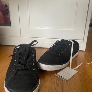 Tommy hilfiger - Hej! Säljer ett par skor som är använda 1 gång, dem har blivit för små. Är väldigt bra i kvaliten! Man ser inte att dem är använda. 