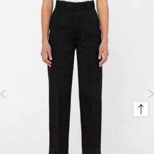 Hej! Säljer dessa byxor från dickies i modell elizaville, storlek 29. I bra skick.