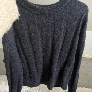Stickad tröja i mohair blend - Jätte bra skick och använd fåtal gånger. Storlek S💞