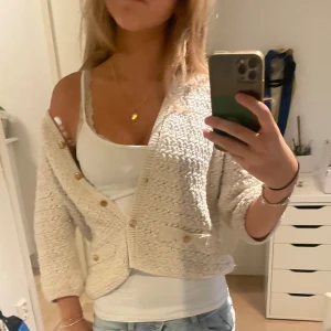 Zara kofta  - En kofta från zara i vit. Super fin och i bra skick. Ny pris 400kr. I storlek M men skulle säga passar S. Pris kan diskuteras