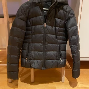 Rockandblue jacka - Säljer nu en Rockandblue jacka som är köpt för länge länge sen men är i fint skick och inga fläckar. Liten i storleken