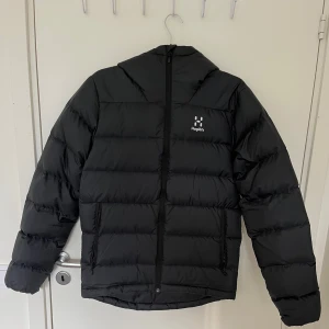 Haglöfs vinterjacka  - Haglöfs vinterjacka Passform: man Färg: svart Storlek: s Pris: 1300kr Använd fåtal gånger