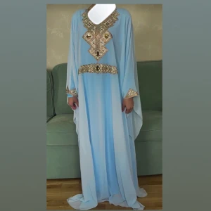 Klänning - Helt ny klänning, har bälte på insidan man kan ha både öppet som på bilden ellee stänga och anpassa till sin midja. Passar alla storlekar. 