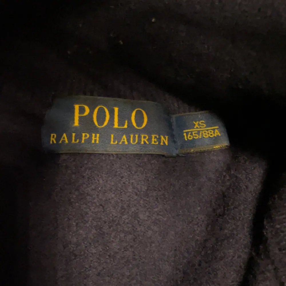 Tjena, lägger nu ut min Ralph lauren half zip i högsta kvalitet merinoull, storleken är herr xs så passar dig som är runt 165/ 170 ungefär, skicket är jätte fint och kan tänka mig att sänka priset vid en snabb och smidig affär, skriv vid funderingar . Tröjor & Koftor.