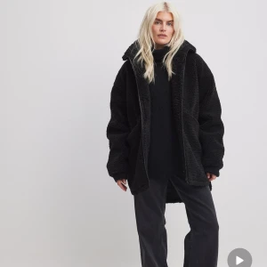 Svart teddy jacka  - Säljer denna teddy jacka från NA-KD. Använd men i bra skick. Storlek 34, men är lite oversized💓