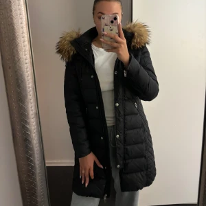 Vinterjacka - Säljer denna fina rock and blue jacka. Den är i super fint skick knappt använd. Har äkta päls och är super varm. Pris går att diskuteras🩷