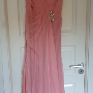 Rosa klänning - Jag skulle gissa att det är storlek M. Det står att det är storlek 8.