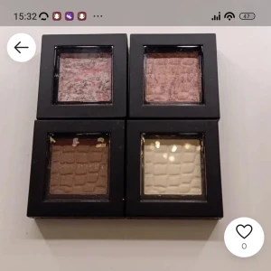 Fyra ögonskuggor i olika nyanser - Säljer ett set med fyra ögonskuggor i snygga nyanser. Två rosa toner, en brun och en vit, alla med en lätt skimrande finish. Perfekt för att skapa både vardags- och festlooker. Kommer i praktiska små fyrkantiga förpackningar.