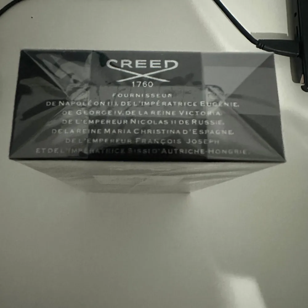 Säljer en lyxig och elegant parfym från Creed, modellen Aventus. Flaskan är på 100 ml och kommer i en stilren svart förpackning med silverdetaljer. Creed är kända för sina exklusiva dofter och denna är inget undantag. Perfekt för den som vill ha en sofistikerad och tidlös doft.. Perfume.