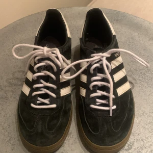 Adidas spezial skor - Super snygga retro skor från adidas. Bra skick och säljer på grund av att de knappt använda längre. Ny pris runt 1000kr