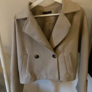 Kappa - Höstjacka/kappa från Missäy, saknar en knapp på ena ärmen men funkar lika bra för det, en ny knapp är också lätt att sy på🥰Strl S/M men sitter även fint på mig som brukat ha antingen XS elr S!
