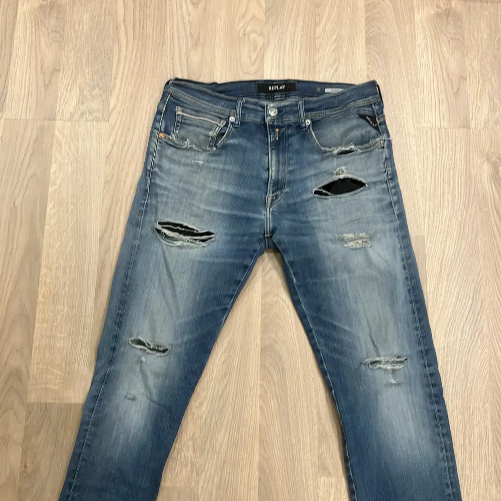 Snygga replay jeans som är i modellen Grover, jeansen har snygga slitningar på framsidan. Jeansen är i toppskick nypriset på dessa jeans ligger runt 2500 men vårat pris är 399 priset kan diskuteras . Jeans & Byxor.