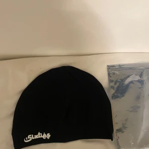  Sixties mössa - En svart helt oanvänd sixties mössa som passar både barn och vuxna. Mössan är onesize.