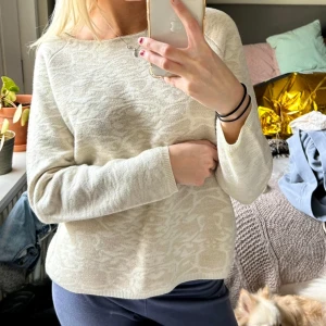 Fin stickad tröja - Så fin stickad tröja aldrig använd Från Nk fick av min pappa för flera år sedan🫶