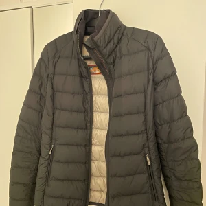 Parajumper jacka dam - Säljer denna fina dunjacka ifrån Parajumper, köpt på Kidsbrandstore. Använd fåtal gånger, som ny. Säljer pga för liten. Pris kan diskuteras!