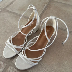 Klackskor - Klackskor från Duffy som jag endast använt en gång på min bal, som nya! Storlek 39 