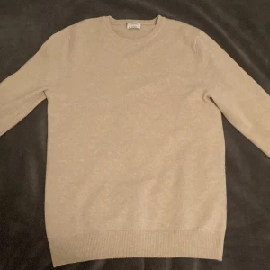 John Henric  - Tja säljer en tvär skön John Henric tröja! Materialet är Kashmir och den har inga skador. Nypriset på dem ligger runt 1300 men mitt pris är 699kr! Hör av dig vid frågor och funderingar!