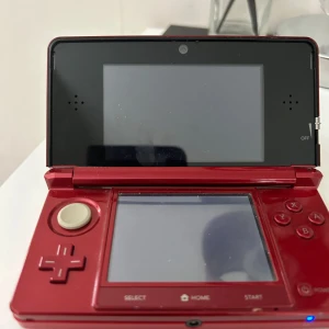 Röd game boy - Den är inte ny är begagnad men fungerar bra följer med spel som ni ser på bilden. Har inte använt i flera år kanske någon annan har användning av de.