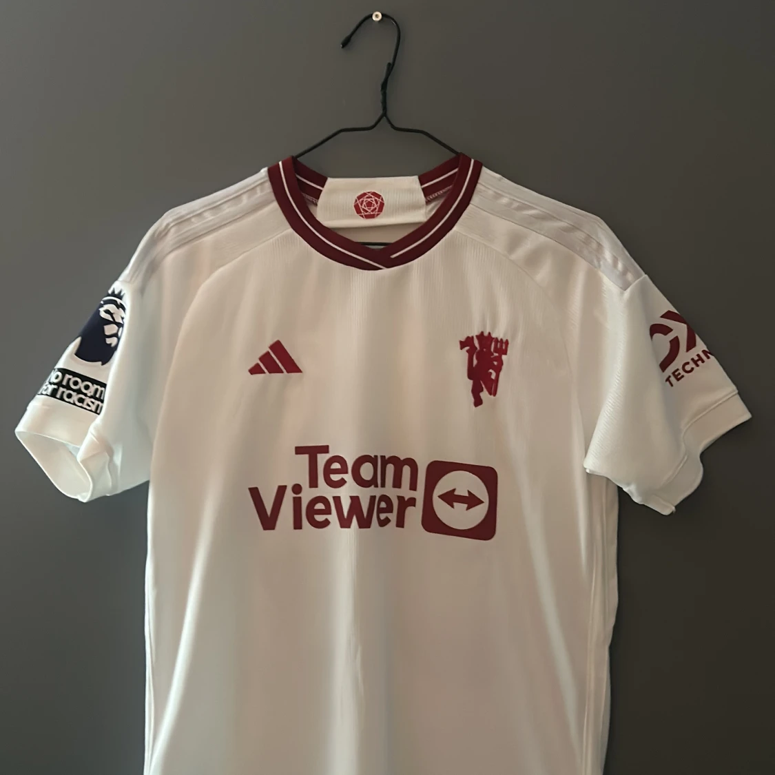 Vit fotbollströja med röd logga