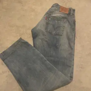 Levis jeans strl w28 L32 modell 501! Lite slitningar på dem som gör att de ser mer vintage och snygga ut! Jag är 175cm och dom är lite för korta för mig