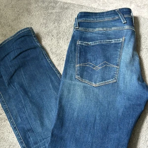 Replay jeans - Säljer ett par replay jeans som är i storlek 32w och 32 L. Dom är i 10/10 skick! Säljer dom pga att dom är för stora för mig. Pris går att diskutera! Hör av er vid minsta lilla fundering🙌