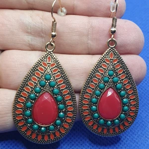 Örhängen med krok  - Örhängen med krok i bohemisk stil, oanvända. ✨️Titta igenom alla mina upplagda och köp fler saker i bundle för att spara på frakten och få allt du köpt i ett och samma paket✨️