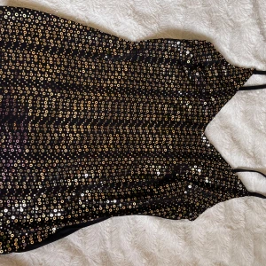 Svart paljetttopp från Body Flirt - Snygg svart topp från Body Flirt täckt med glittriga paljetter i guld. Perfekt för festliga tillfällen! Perfekt för nyårsfesten eller en utekväll! ✨