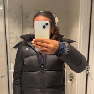 Vinterjacka - Säljer denna Calvin Klein jacka då den är kort på mig. Jätte fin. Har dock färg vid nedreärmar och vet inte hur man får bort men inte jätte synligt😕kan tänka mig och byta mot en Massimo dutti jacka  