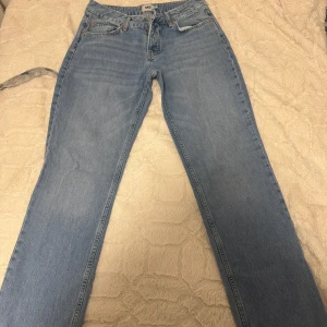 jeans - ett par jeans från lager 157 som inte använts på länge då de inte passar mig, de är som i nytt skick o sitter jätte fint på då de är lågmidjade, säljs för 85kr inklusive frakt 