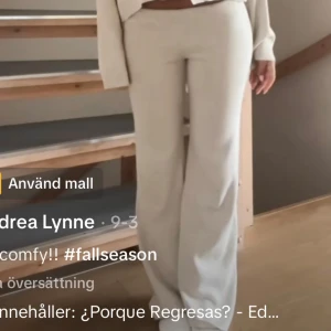 Beiga mjukisbxyor H&M - Väldigt sköna och snygga eftertraktade mjuksibyxor från h&m!! Säljer dom då jag har två styckna i samma storlek💗💗 Dom är helt slutsålda och ej använda!!💗💗