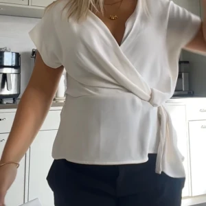 Vit Zara blus  - Jag säljer denna vita Zara blus i storlek s, tröjan är helt ny med prislapp på. Säljer för den är för liten 💓💓
