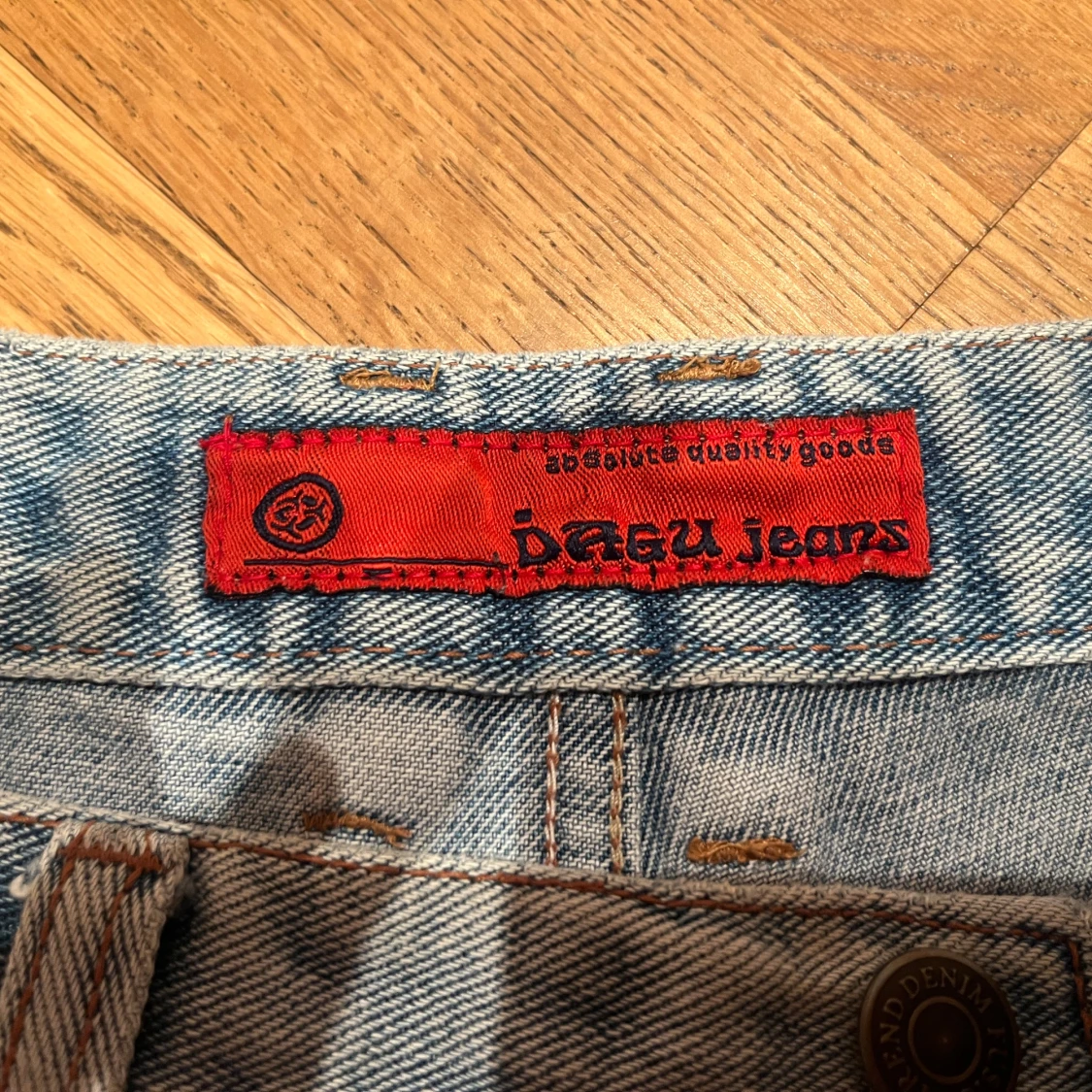 Blå jeansshorts med slitningar - 93