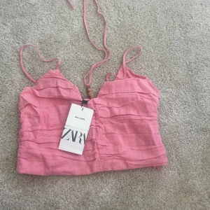 Sommar top  - En såå fin och somrig topp från zara, aldrig använd❤️
