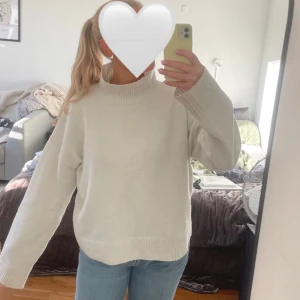 Vit stickad polotröja - Stickad tröja från Nelly.com. Polokrage, långa ärmar, skön och varm. Passar de flesta storlekar beroende på hur man vill ha den, sitter lite oversized på mig. Nypris 399 kr. Använd men fortfarande mycket bra skick.