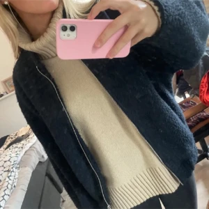 Snyggaste Marinblå bomber jackan  - Populär Zara jacka som är slut såld, i den marinblå färgen 