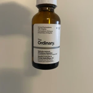  The Ordinary  - innehållande Salicylic Acid 2% från The Ordinary. Perfekt för att behandla orenheter och förbättra hudens textur. Formulerad för att hjälpa till med att minska finnar och pormaskar. (Oanvänd, helt ny bara att packetet är ej med)