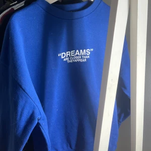 Sweatshirt  - Kungsblå sweatshirt med tryck, stor i storleken och fodrad på insidan. Pris går att diskutera💕